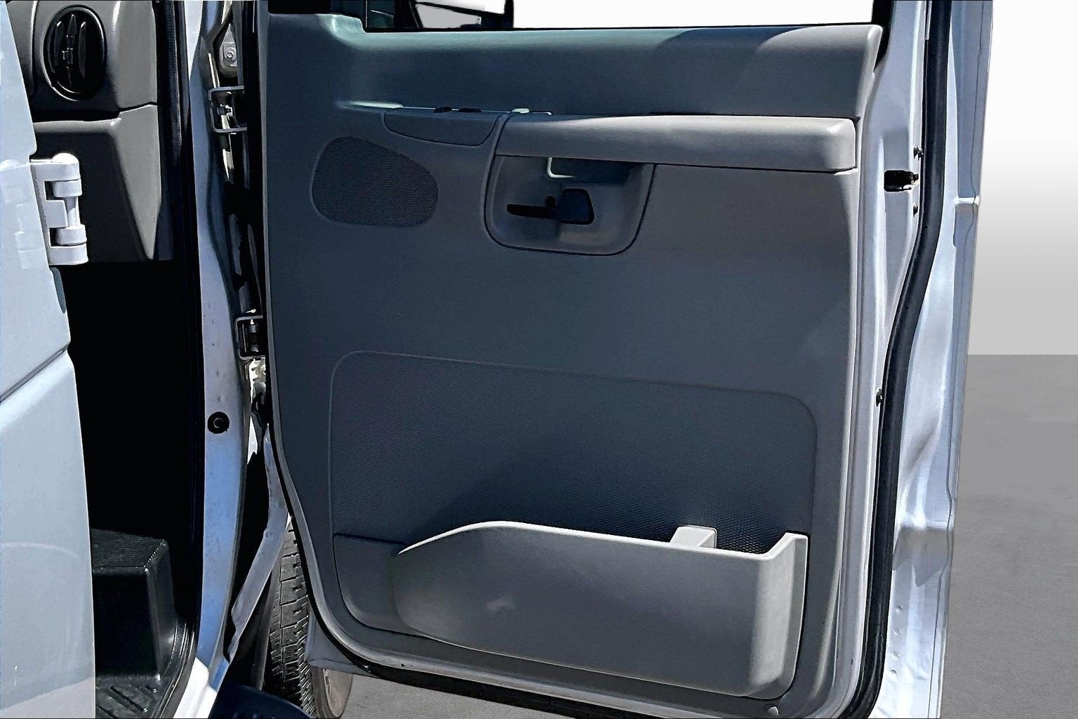2005 Ford Econoline Wagon XL