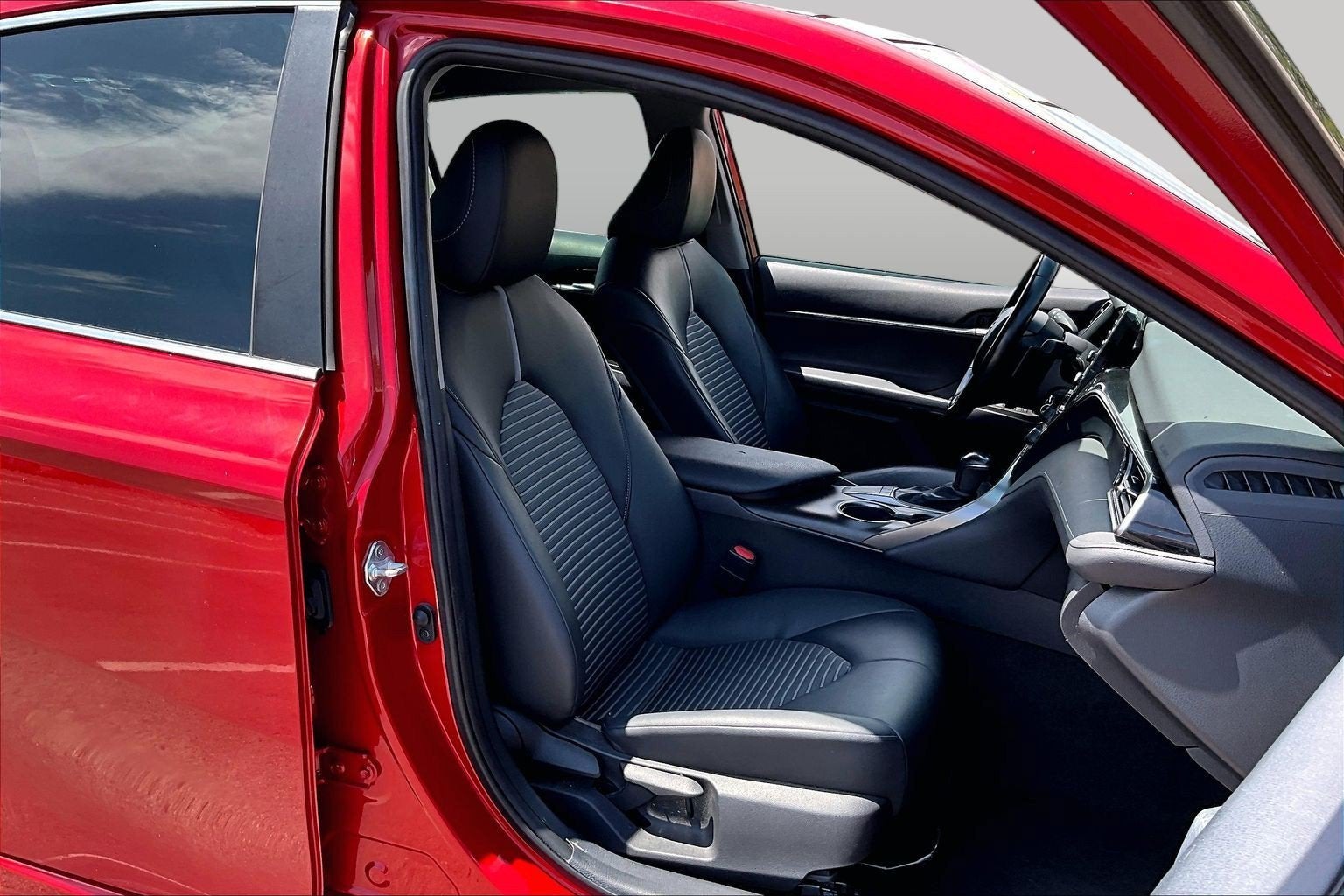 2022 Toyota Camry SE - Photo 7