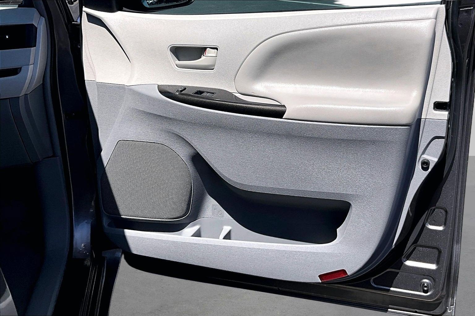 2014 Toyota Sienna LE AAS