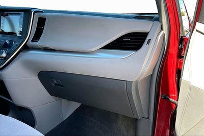 2018 Toyota Sienna LE Auto Access Seat