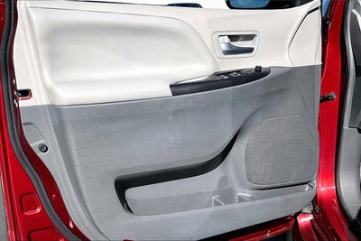 2018 Toyota Sienna LE Auto Access Seat