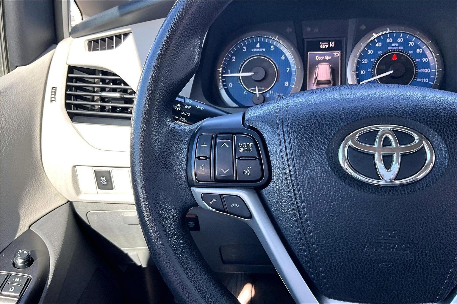 2018 Toyota Sienna LE Auto Access Seat