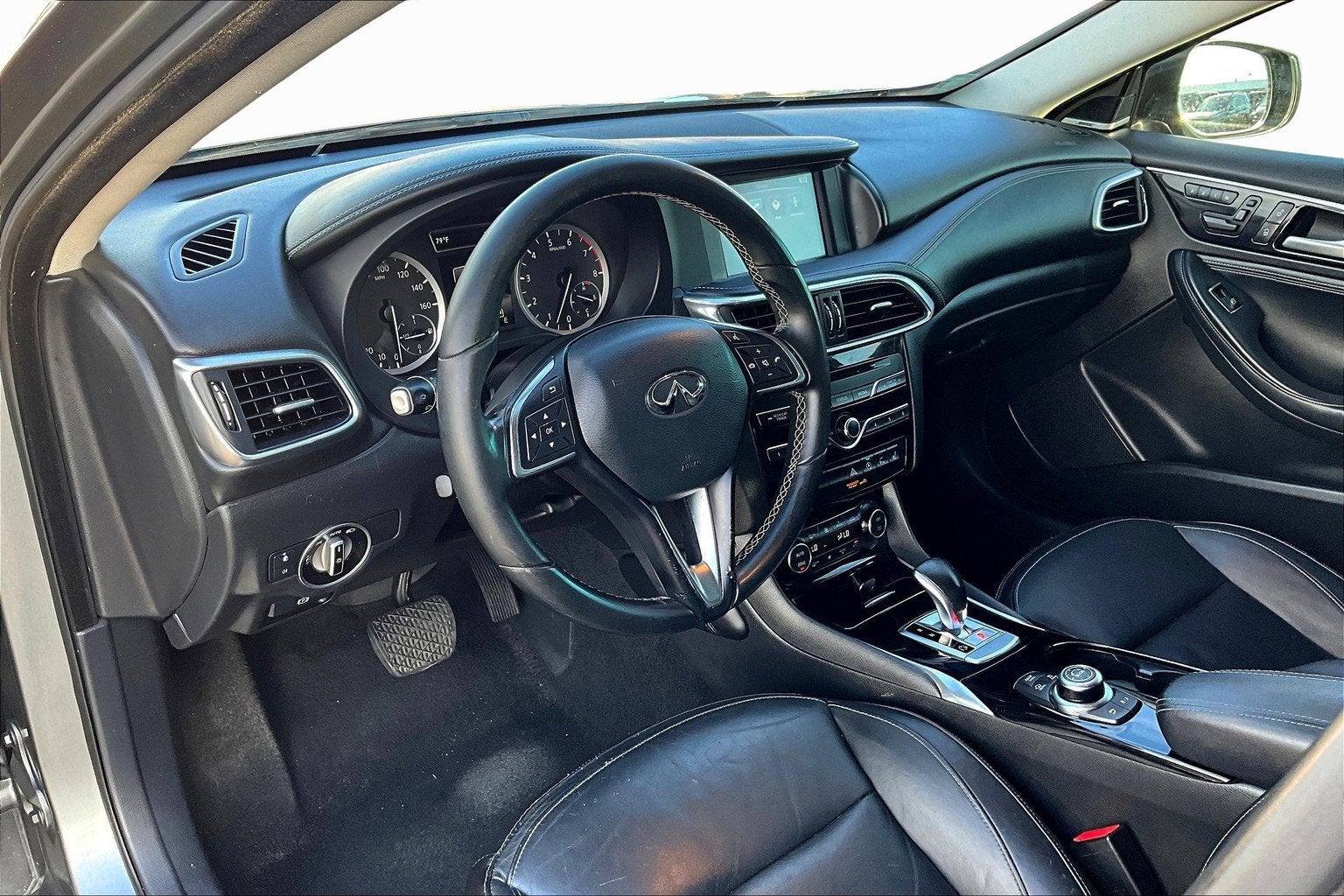 2017 INFINITI QX30 Premium