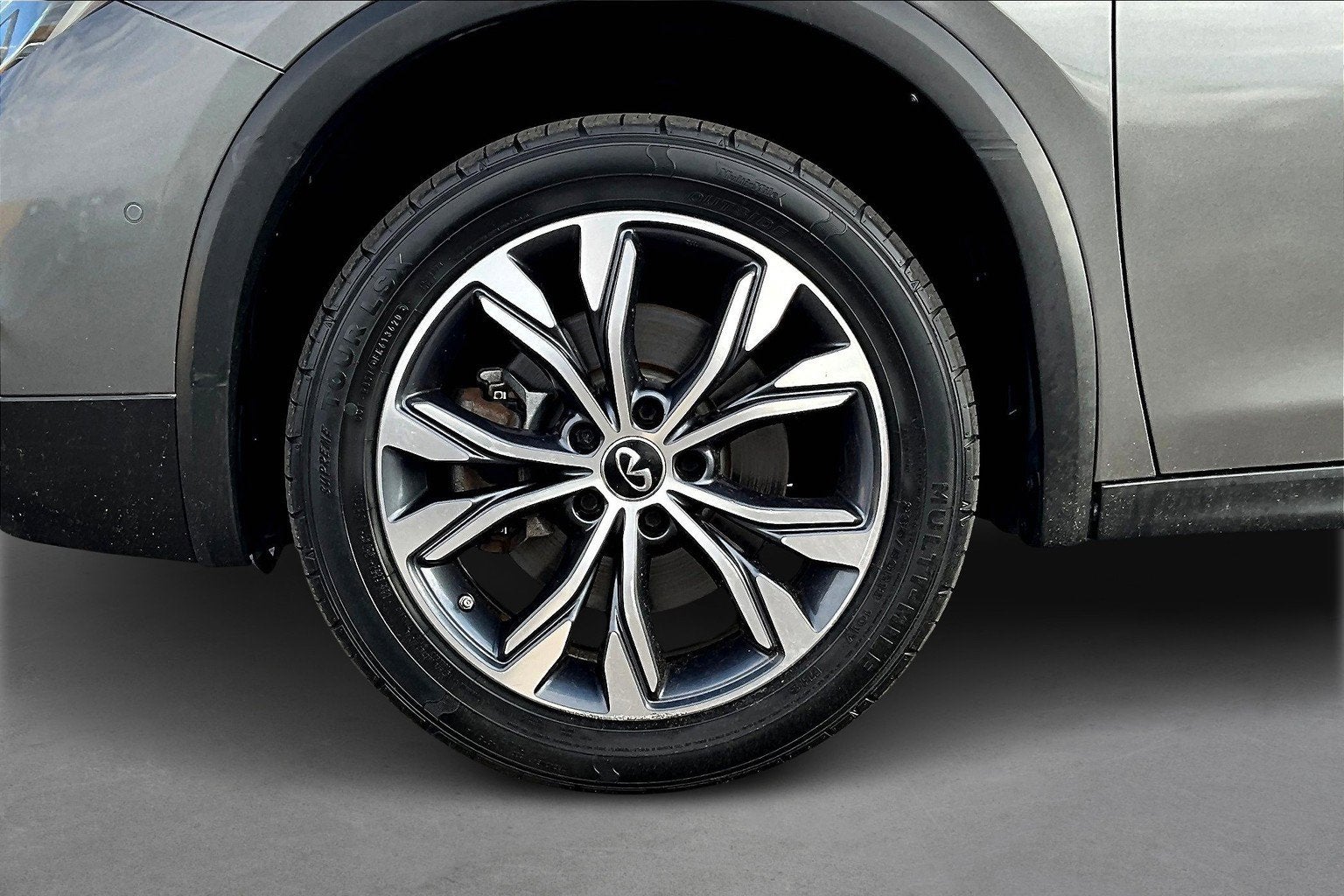 2017 INFINITI QX30 Premium